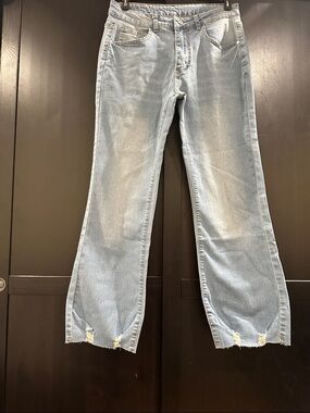 Light Wash Wide-Leg High-Rise Jeans with Raw Hem